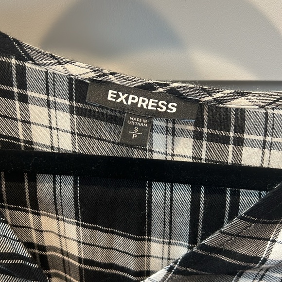 Express!! Perfect condition flannel pattern top. - Picture 2 of 3